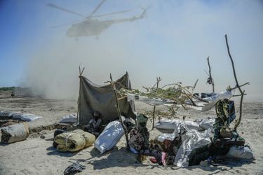 Le ravitaillement par hélicoptère. Le Mi-17 décolle de l’avant-poste. Le 22 novembre, il a été la cible d’une attaque djihadiste qui a fait 40 morts.