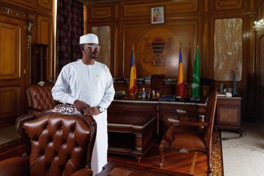 Le président de transition, Mahamat Déby, 38 ans, dans son bureau du palais, à Ndjamena, le 3 décembre