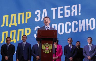 Quatre jours après son arrivée, Viktor Bout apparaît à la convention du LDPR, un parti nationaliste pro-Kremlin. Il pourrait briguer un siège au Parlement russe.