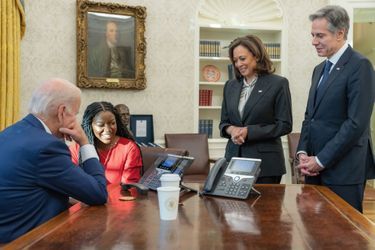 Joe Biden et Cherelle, l’épouse de Brittney Griner (assise), accompagnés de la vice-présidente Kamala Harris et du secrétaire d’État Antony Blinken, s’entretiennent au téléphone avec la basketteuse depuis le bureau Ovale.