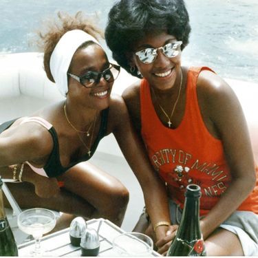 Amoureuses. Whitney et Robyn (à dr.) en 1987, entre deux concerts de la tournée australienne
