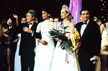 Sonia Rolland un an après son couronnement, au moment de l'élection d'Elodie Gossuin, avec Jean-Pierre Foucault et Alain Delon, en décembre 2000.