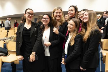 À l’IUT de Rodez avec des élèves du BUT carrières juridiques, le 1er décembre. Sensible à la place des femmes en politique, elle encourage l’engagement: « J’ai ouvert la porte et je ne veux pas la refermer derrière moi. »