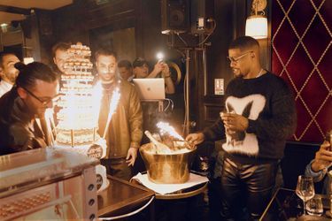 Le 17 décembre, avec Mehdi Abdelhedi, le propriétaire du restaurant (à dr. de la pièce montée ) et Taylor Chiche (à g., avec les lunettes).  Le chef pâtissier Jeffrey Cagnes, auteur de la pièce montée est à gauche.