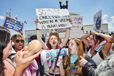 L’IVG, un droit encore menacé. Manifestation le 25 juin 2022 à Washington, au lendemain de la révocation du droit à l’avortement par la Cour suprême.