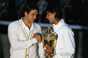 Quintuple vainqueur du tournoi, Federer s’incline pour la première fois sur « son » gazon de Wimbledon face à Nadal, le 6 juillet 2008.