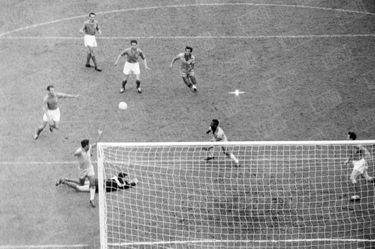 Pelé transperce la défense de l'équipe de France, en demi-finale de la Coupe du monde, le 24 juin 1958.