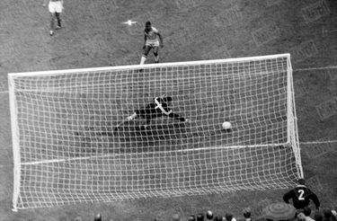 Pelé crucifie le gardien Claude Abbes et l'équipe de France, en demi-finale de la Coupe du monde, le 24 juin 1958.