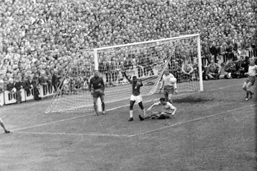 Pelé buteur face aux Suédois en finale de la Coupe du monde de football, le 29 juin 1958.