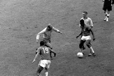 Pelé affolant la défense des Suédois en finale de la Coupe du monde de football, le 29 juin 1958.