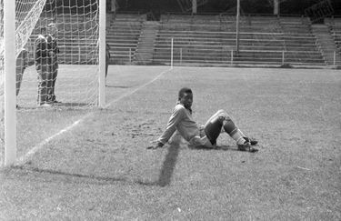Pelé à l'entraînement avant la demi-finale de Coupe du monde contre l'équipe de France, le 24 juin 1958.