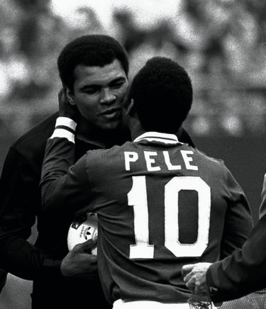 «Désormais, nous sommes deux à être les plus grands », déclare Mohamed Ali, venu saluer Pelé après son match d’adieu, le 1er octobre 1977 à New York.