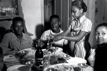 Festin familial au côté de Joao Ramos do Nascimento, dit Dondinho, son père et mentor, sa mère, dona Celeste, et sa sœur Maria Lucia, en 1958.