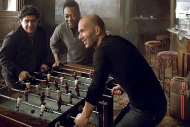 Maradona, Pelé, Zidane : pour le malletier Louis Vuitton et dans l’objectif d’Annie Leibovitz, trois colosses autour d’un baby-foot, en 2010.