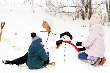 Premier bonhomme de neige de la saison avec ses deux cadets.