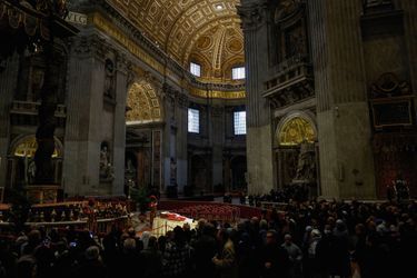 Des milliers de fidèles défilent devant la dépouille de Benoît XVI exposée sous les ors de la basilique Saint-Pierre de Rome. Celui qui s’est éteint le 31 décembre 2022, à 95 ans, sera inhumé dans la crypte, le 5 janvier.