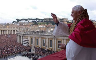 Ce mardi 19 avril 2005, Benoît XVI devient pape après l’un des plus courts conclaves de l’Histoire.
