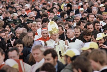L’archevêque de Munich et Freising reçoit Jean-Paul II dans sa province natale de Bavière en novembre 1980. Entre les deux prélats, la complicité intellectuelle et religieuse se transformera en fraternité.