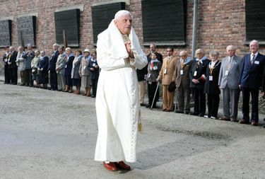 Pèlerinage au camp d’Auschwitz, en 2006, sous le regard d’une trentaine de survivants.
