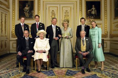 Jeunes mariés, Charles et Camilla avec le prince Harry, le prince William, Tom Parker Bowles, Laura Parker Bowles, la reine Elizabeth II, le duc d'Edimbourg et le père de Camilla Bruce Shand, au château de Windsor, le 9 avril 2005.