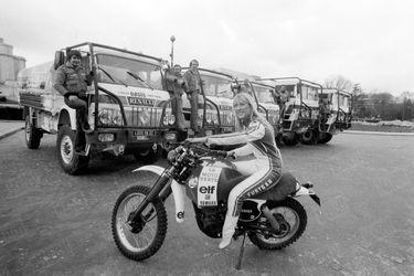 « La fille du Paris-Dakar devant les cinq camions engagés par Renault : la version 1980 de “La belle et les bêtes”. » - Paris Match n°1597, 4 janvier 1980