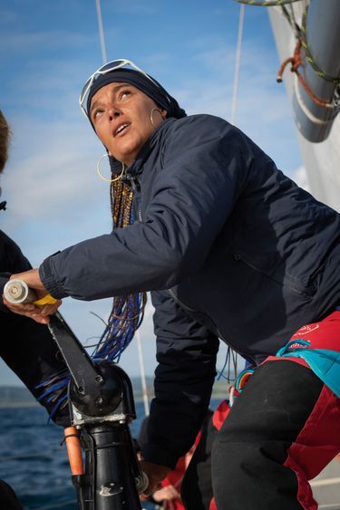 Parée pour l’Ocean Globe Race, une compétition à l’ancienne : huit mois de tour du monde en équipage sans ordinateur, ni GPS, ni téléphone mobile.