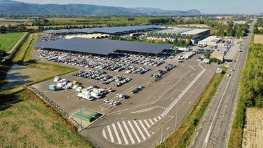 Le site de GPA dispose de 4 hectares d’ombrières photovoltaïques, alimentant en électricité la ville de Livron (Drôme) toute proche.