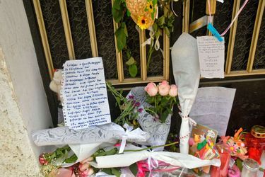 Des fleurs et des messages déposés en hommage aux petites filles tuées en Grèce.