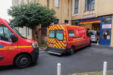 Aux urgences de l’hôpital de Nancy, le 6 janvier, ambulanciers et pompiers font la queue pour déposer des patients.