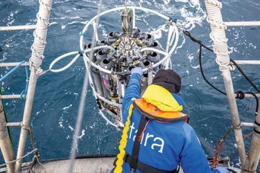 La « rosette » permet de prélever de l’eau de mer jusqu’à 1000 mètres de profondeur pour étudier sa biodiversité (plancton, corail…). En Antarctique, février 2022.