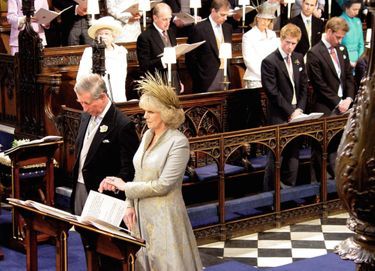 La bénédiction nuptiale de Charles et Camilla sous le regard de Harry, 20 ans, et de William, 22 ans. À g., la reine Elizabeth et le prince Philip. Dans la chapelle Saint-Georges de