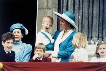 Un enfant terrible de 4 ans dans les bras de sa mère, au balcon de Buckingham, lors de la parade Trooping the Colour en 1988. À g., la princesse Margaret et, au centre, le prince William.