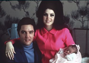 Lisa Marie Presley dans les bras de ses parents Elvis et Priscilla, à la maternité de l'hôpital baptiste de Memphis, dans le Tennessee, le 5 février 1968.