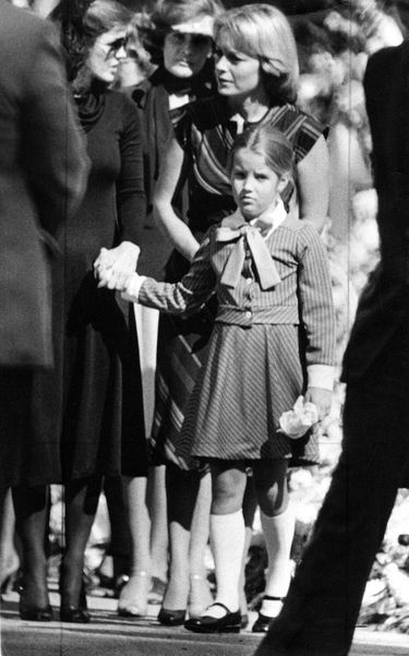 Lisa Marie Presley aux funérailles de son père, le 18 août 1977. Elle n'a que neuf ans.