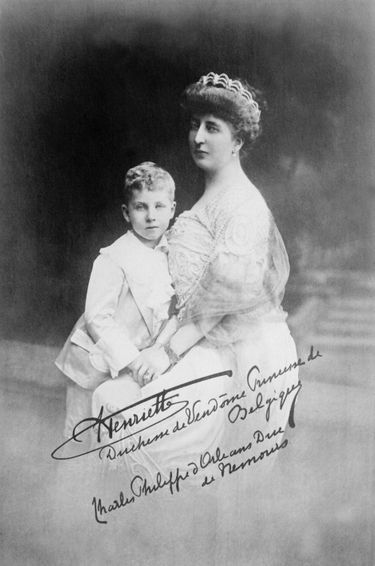 La princesse Henriette de Belgique, duchesse de Vendôme, avec son fils le prince Charles-Philippe d’Orléans, duc de Nemours, vers 1913