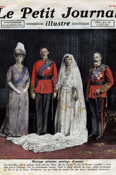 Photographie officielle du mariage de Henry Lascelles, vicomte de Lascelles (1882-1947) avec la princesse Mary (Victoria Alexandra Alice Mary, 1897-1965) le 28 février 1922, en présence de la reine d'Angleterre Mary (Victoria Marie de Teck, 1867-1953) et du roi George V (1865-1936).