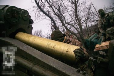 L’armement d’un obus de 152 mm sur un canon russe.