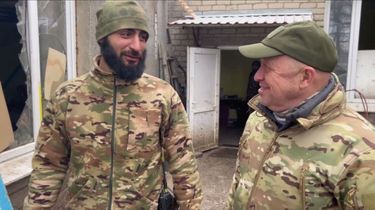 Avec Hayk Gasparyan, commandant d’un groupe d’assaut, qu’il va décorer de la médaille de Soledar.