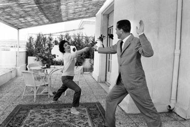 Gina Lollobrigida et son mari Milko Skofic dans un duel à la rose, lors du 11ème Festival de Cannes en mai 1958.