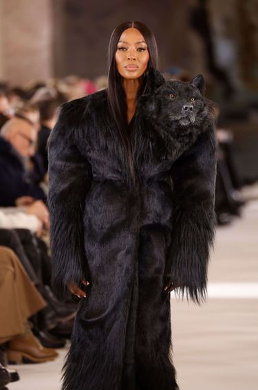 Naomi Campbell défile pour Schiaparelli lors de la Fashion Week Haute Couture de Paris, le 23 janvier 2023.