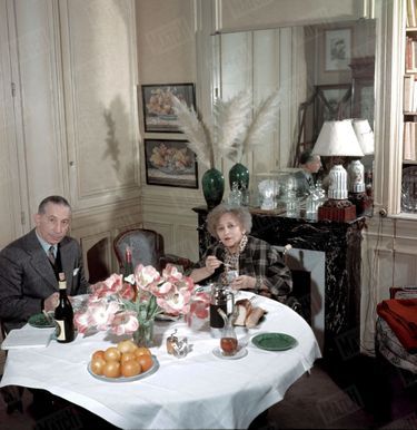 Colette, déjà clouée sur un fauteuil roulant, en compagnie de son troisième et dernier époux, Maurice Goudeket, dans leur appartement du Palais-Royal, situé au 9, rue de Beaujolais.