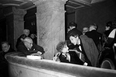 Colette, Picasso et Jean Cocteau au balcon du théâtre de la Madeleine en octobre 1949, année où elle deviendra présidente de l’Académie Goncourt.