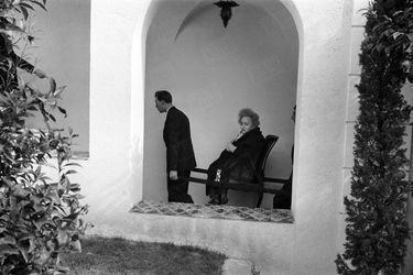 Colette en mars 1954, à Monte-Carlo. Elle passe chaque année deux mois à l’hôtel de Paris, où le prince de Monaco lui a fait envoyer une chaise à porteurs.