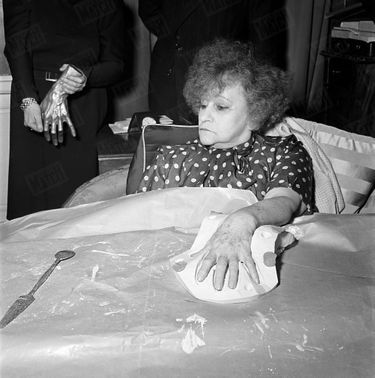 En mars 1950, la romancière confie ses empreintes à Michel de Bry, qui réalise et collectionne les moulages des mains, comme des pieds, des célébrités.