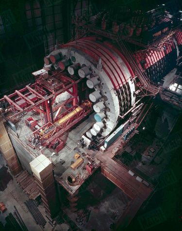 Dans un hangar qui pourrait loger trois Arc de Triomphe, Marcoule développe les premières « piles » nucléaires françaises. Comme le G2, le premier réacteur de la filière « uranium naturel graphite gaz ».