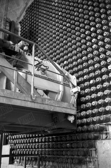 Démonstration du mode de chargement du G2 : l’uranium est introduit dans un canon qui le fait ensuite pénétrer dans le cœur du réacteur. Celui-ci a une puissance électrique de 35000 kilowatts et produit 40 kilos de plutonium par an.