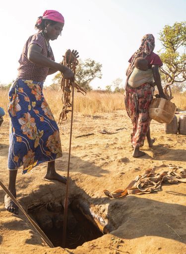 Depuis que les miliciens russes ont empoisonné leur puits, ces femmes du village de Dombolo doivent marcher vingt minutes pour trouver de l’eau.