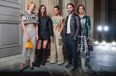 Entouré par les actrices Léa Seydoux, Ana de Armas, Alicia Vikander et Jennifer Connelly, dans la cour carrée du Louvre, le 4 octobre.