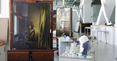 De 2017 à 2021, un formidable  travail de restauration permet  de découvrir tout un pan de la toile. Dans l’atelier de la Gemäldegalerie Alte Meister de Dresde,  où « La liseuse » est conservée  depuis le XVIIIe siècle.