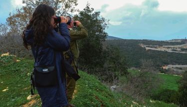 Sarit Zehavi, ex-lieutenante-colonelle des services de renseignement israéliens, surveille la frontière libanaise avec un officier de Tsahal.